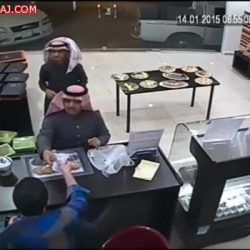 عبود طالب الكرسي المتحرك يتسلم سيارته بعد غدآ في الرياض