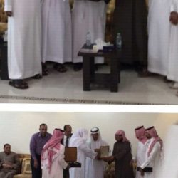 حفرة تتسبب في حادث مروري لمركبة في الأفلاج