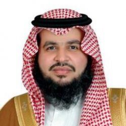 بالصور.. وزراء يُنحّون “البشت” جانباً.. ومعلقون يُمنّون أنفسهم: لعله حان وقت العمل