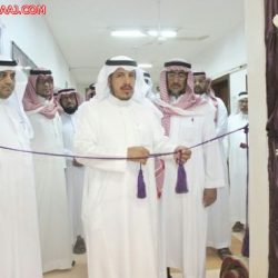 محافظ اﻷفلاج يقلد مساعد مدير شعبة الجوازات رتبته الجديدة
