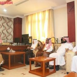 محافظ الأفلاج يسلم المتسابقين في سباق الخيل مكافأتهم بدعم الشيخ محمد بن ناصر البشر