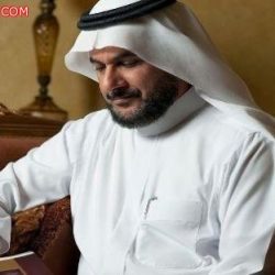 بالفيديو.. رجل أمن يحرس المصلين بسيهات تحت أشعة الشمس.. ومصافحة حارة من بعضهم