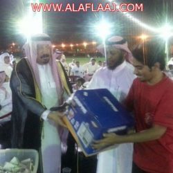 مستشفى الأفلاج العام يعايد الأطفال المنومين ومرافقيهم
