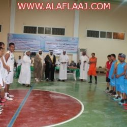 بالصور.. محافظ الأفلاج يعايد المرضى المنومين ويقدم لهم الهدايا