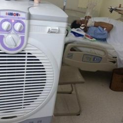 بالصور.. محافظ الأفلاج يعايد المرضى المنومين ويقدم لهم الهدايا