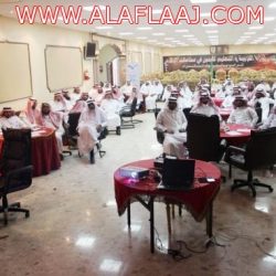 مرشد طلابي بالأفلاج يتحامل على مرضه ويستقبل طلابه على عصا