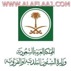 مرشد طلابي بالأفلاج يتحامل على مرضه ويستقبل طلابه على عصا