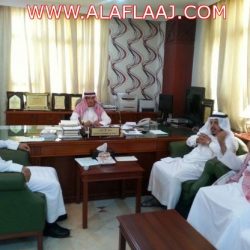 في الأحمر مواطن ينقل مريضا على سيارته الخاصة برفقة طبيب المركز وإسطوانة الأكسجين