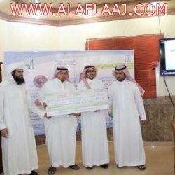 الحقباني يكرم طالبآ اعاد مبلغآ ماليآ عثر عليه في ساحة المعهد