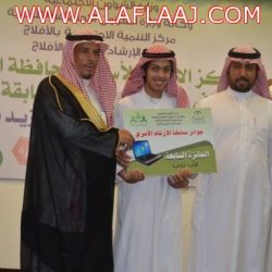 1590 ناخباً وناخبة بالمركز الانتخابي بالأحمر