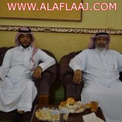 رجال أمن ومواطنون يلتقطون السيلفي مع ولي العهد في مقطع يدل على قرب الشعب من قيادته