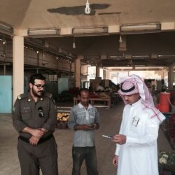 منسوبو محاكم الأفلاج يكرمون الشيخ محمد التميمي
