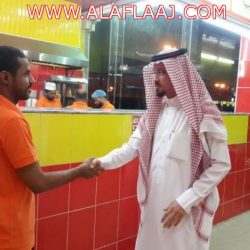 مفحط يرتطم في مركبتين ويهرب بسيارته بمساعدة مرافقيه على طريق الملك سلمان