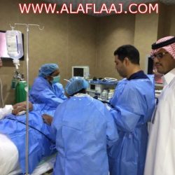 طالب في الأفلاج يودع زملاءه في المدرسه بهدايا