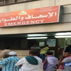 كراسي متحركة لكبار السن ولذوي الاحتياجات الخاصة أمام اللجان الانتخابية بالأحمر