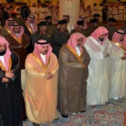 القبلان يتقدم المصلين في صلاة الأستسقاء