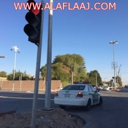 تسرب مياه على أحد الطرق بالأفلاج