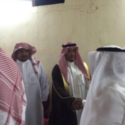 وفاء رجل أمن يكرم زملائه المتقاعدين في منازلهم