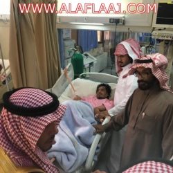 محافظ الأفلاج يقف على مصابي النقل الجماعي