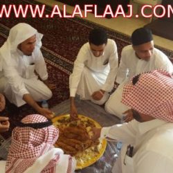 محافظ الأفلاج يعايد المرضى المنومين