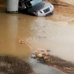 مقلب: دخل على الضيف وقدم له هذه الهديه الخطيرة