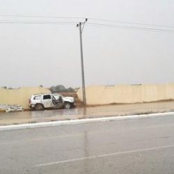 بالصور : الأمطار تسقط أعمدة الإنارة و تكسر زجاج المحلات التجارية بالأفلاج