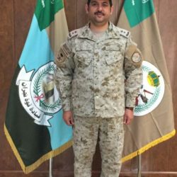 بالصور : الأمير متعب بن عبدالله يُقلد ابن الشهيد علي النتيفات وسام الملك عبدالعزيز