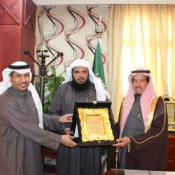 إنسان تودع النفقات والسلة الرمضانية