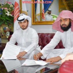 بالصور : الزايد يكرّم طالبَي المركز الأول والثاني على مستوى المملكة في اختبار التسريع