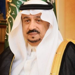 تتبع لمشتبه فيه يصيب رجل أمن بطلق ناري بالأفلاج .. وانفجار بالإطار يقلب الدورية