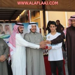 عبدالعزيز بن حزام العجالين على السرير الأبيض