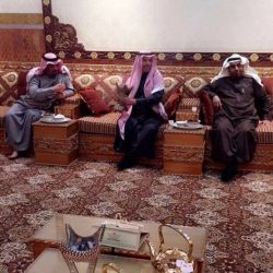محافظ الأفلاج يزور “موظف المياه” المصاب بطلق ناري