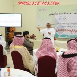 لجنة تنمية الأفلاج تقيم دورة “الفن والرسم” لنزلاء سجن الأفلاج
