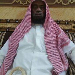 معلمو ابتدائية الهمجة يكرمون قائدهم