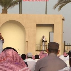بالصور : أهالي الأحمر يؤدون صلاة العيد