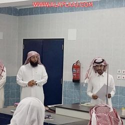 محافظ الأفلاج يناقش جدول أعمال لجان خرص التمور ويحثهم على الإخلاص والحرص على التقدير