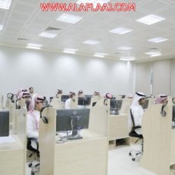شاهد : طالبان يستغلان وقت الانتظار  خارج المدرسة بقرآءة القرآن