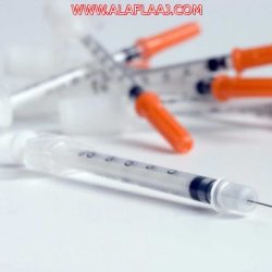 انحراف مركبة عن مسارها وارتطامها في مدرسة أهلية في الأفلاج