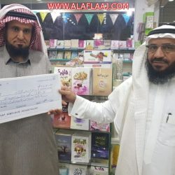 شاهد . عندما ينحني مدير التعليم ويقبل طلابه .. رسالة تربوية عظيمة