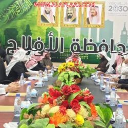 معلم بالأفلاج يكرّم طلابه الحاصلين على الدرجة كاملة في مادة ” الفقه “