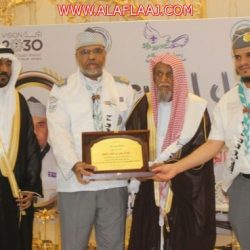 رجل أعمال  يُكرم طلاب متوسطة النايفية بمناسبة فوزهم