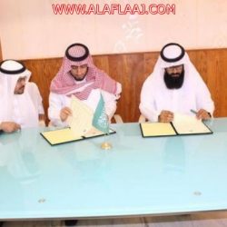 أنقذ طفلًا من حريق اندلع بمركبة والده .. لهذا كرّمت لجنة الأفلاج رجل الأمن ” النتيفات “