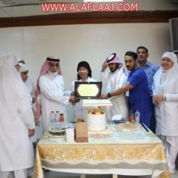 أمير الرياض يكرّم رجل أمن في الأفلاج انقذ طفل من الحريق