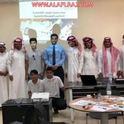 شاهد : هبوط أرضي يبتلع شاحنة شرق السوق العام