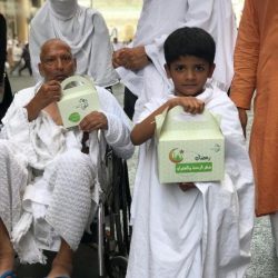 بالصور : ‏‫كشافة تنمية الأفلاج تقدّم “1000 “وجبة إفطار للمعتمرين وزوار بيت الله الحرام