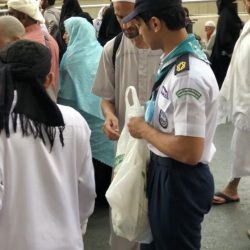 بالصور : “إخاء” التطوعي في الأفلاج يوزع 1200 وجبة إفطار بالحرم المكي