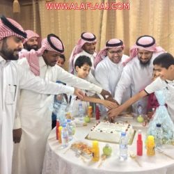 محافظ الأفلاج يزور رجلي أمن أصيبا أثناء مهمة أمنية
