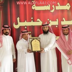 بالصور.. طلاب في الأفلاج يفاجئون معلميهم المنقولَين بزيارة وهدية