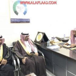 شاهد…مواطن في الأفلاج يودع عامله الذي قضى معه 35 بحفل ومأدبة