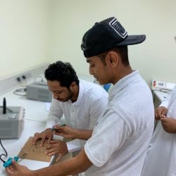 شاهد: ناور بحيلة لإنقاذ أبناء جلدته من جولات مكتبة عمل ⁧‫الأفلاج‬⁩ .. والنهاية مشرف القروب وقع